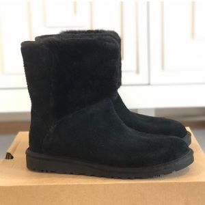 UGG Caitlin boots- like new, excellent condition